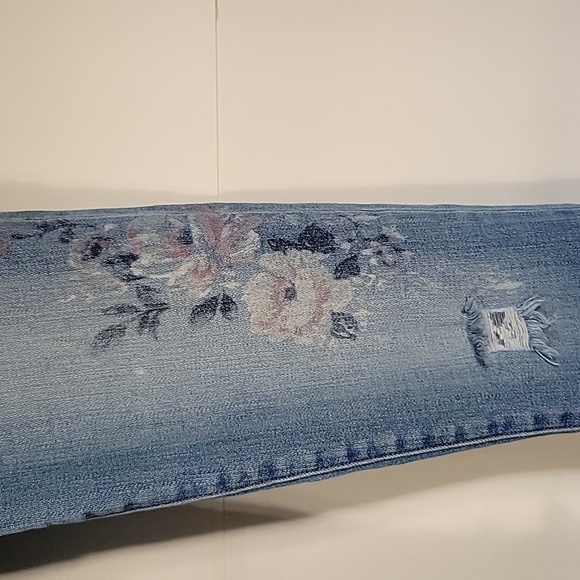 Abercrombie & Fitch Harper Low Rise Super Skinny Distressed Floral detail Size 0 - Picture 12 of 16